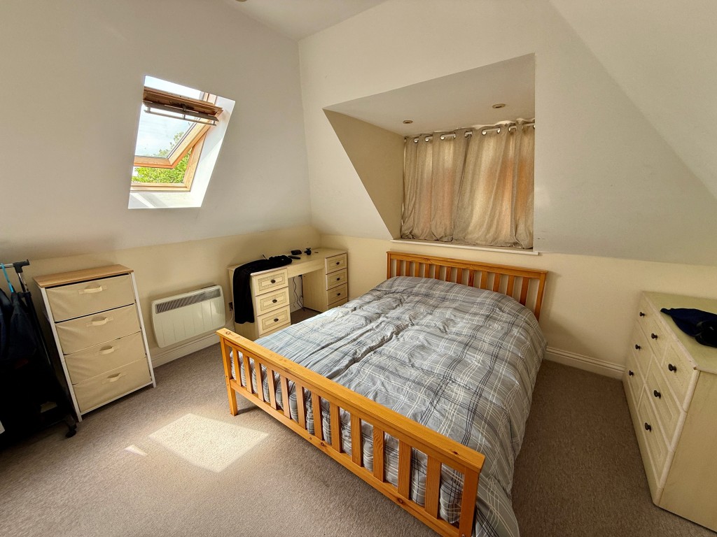 Lot: 113 - SIX FLATS FOR INVESTMENT - James House Flat 3 Bedroom one with ensuite